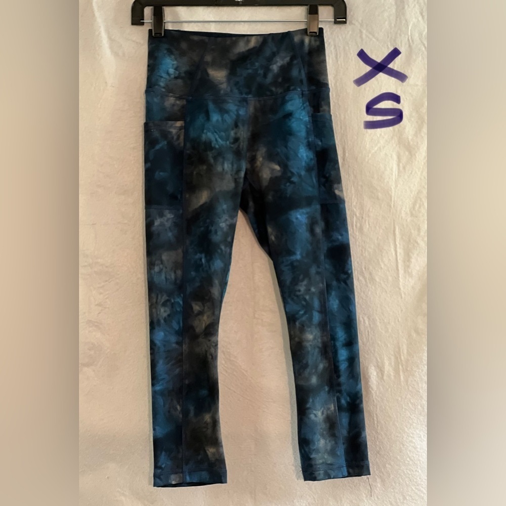 BLACK & BLUE LEGGINGS
